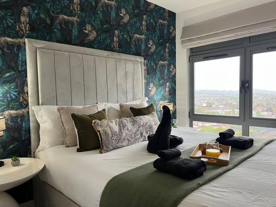 Penthouse In Central Wembley ลอนดอน ภายนอก รูปภาพ